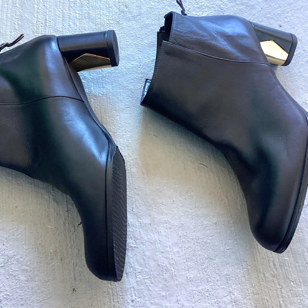 Stuart Weitzman Black Leather Ankle Boots with Gold Detail Heel, Booties Luxury - Picture 4 of 13